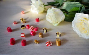 beyaz güller ve şekerler.