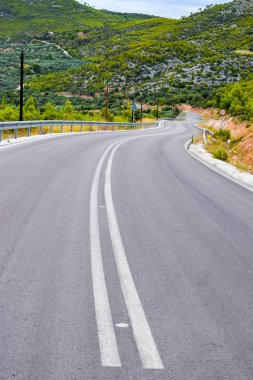 Dağlarda yol.