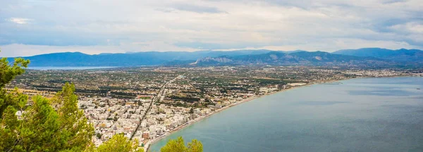 Stadsgezicht van Loutraki. — Stockfoto