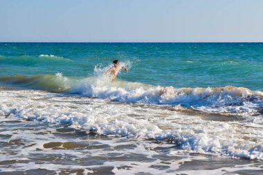 Çocuk deniz dalga sörf.