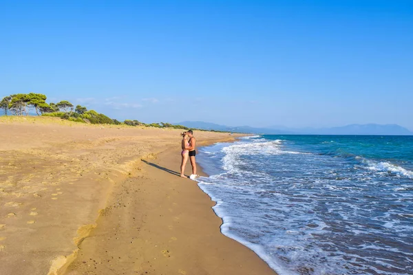 A pár a strandon. — Stock Fotó