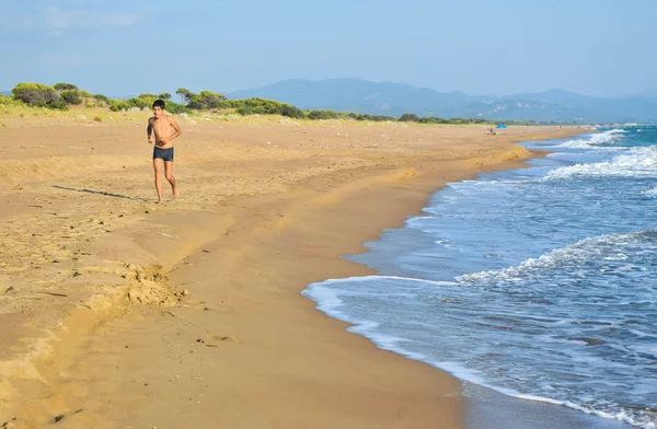 Am Strand entlang laufen. — Stockfoto