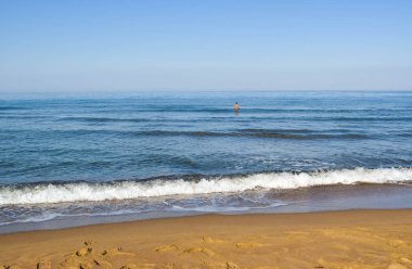 Adam sakin bir denizde.