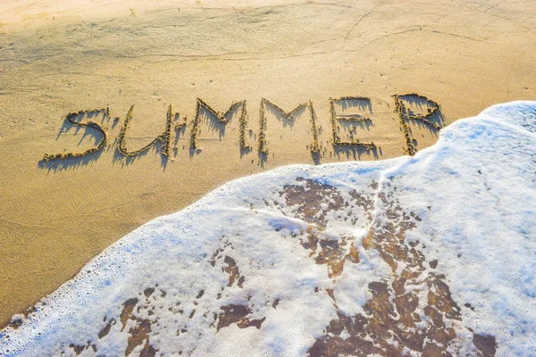 La inscripción verano en la arena . — Foto de Stock