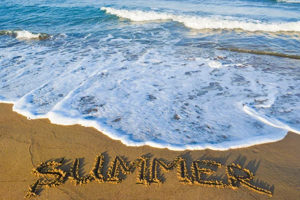 La inscripción verano en la arena . —  Fotos de Stock