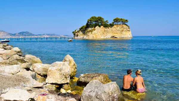 Couple on the island background. — Stock Photo, Image