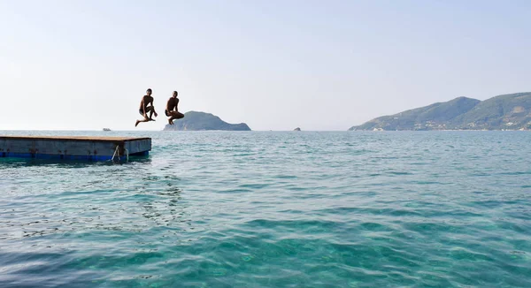 Skacząc do morza z pontonu. — Zdjęcie stockowe