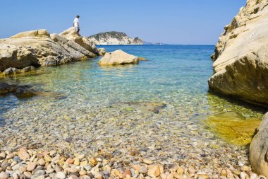 Kaya üzerindeki adam.