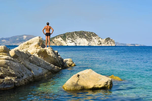 The man on the rock. — Stock Photo, Image