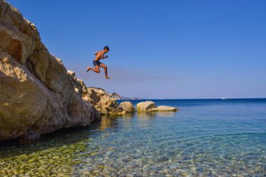 Denize atlama. Güzel bir kumsal üzerinde komik beach eğlence.