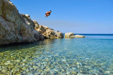 Denize atlama. Güzel bir kumsal üzerinde komik beach eğlence.