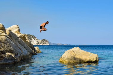 Denize atlama. Güzel bir kumsal üzerinde komik beach eğlence.