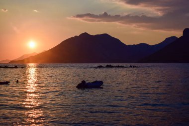 Denizin üzerinde gün batımı.
