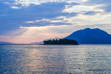 Denize crepuscular ışınları.