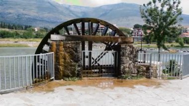 Bosna-Hersek 'in Trebinje kentinde su çarkı.