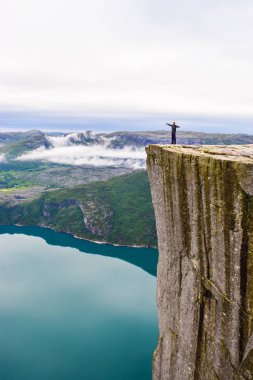 Kürsü Kayası ya da Ön Ötesi.