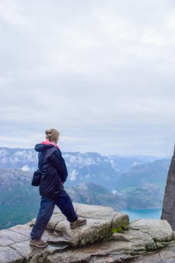 Kürsü Kayası ya da Ön Ötesi. 