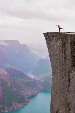 Kürsü Kayası ya da Ön Ötesi.