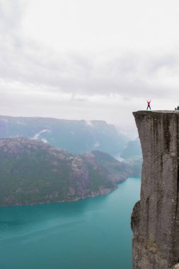 Kürsü Kayası ya da Ön Ötesi.