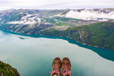 Önceden çalınmış ya da Minber Rock. Uçurumun üzerinde.