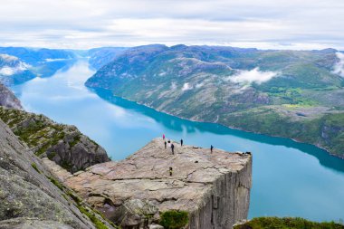 Önceden çalınmış ya da Minber Rock ve Lysefjord Peyzajı. Norveç.