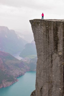 Kürsü Kayası ya da Ön Ötesi.