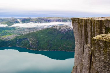 Önceden çalınmış ya da Minber Kayası.