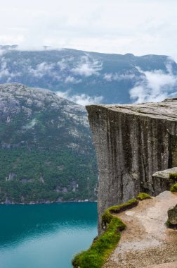 Önceden çalınmış ya da Minber Kayası.