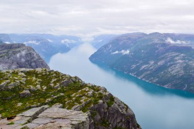 Önceden çalınmış ya da Minber Kayası.