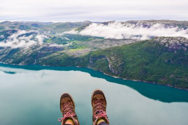 Önceden çalınmış ya da Minber Rock. Uçurumun üzerinde.
