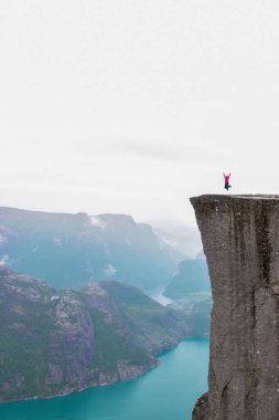 Kürsü Kayası ya da Ön Ötesi.
