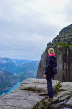 Kürsü Kayası ya da Ön Ötesi. 