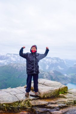 Kürsü Kayası ya da Ön Ötesi. 