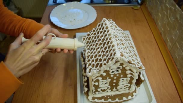 Evde Zencefilli Ekmek Evi Giydirmek — Stok video