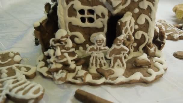Святковий Імбирний Будинок Ручної Роботи Печиво — стокове відео