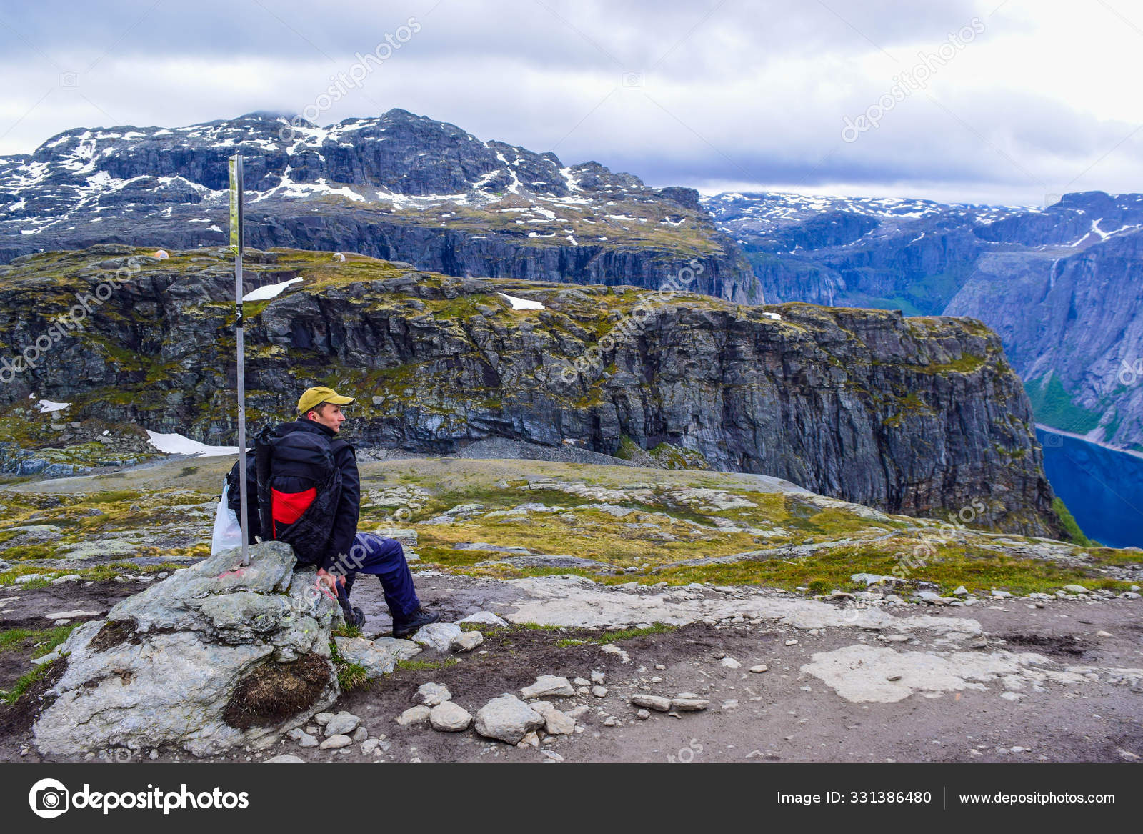 ノルウェーのトロルトゥンガへのハイキング旅行 ストック写真 C Jana Janina