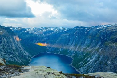Ringedalsvatnet Gölü Norveç 'teki Trolltunga yolunun yanında..