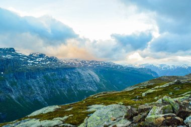 Norveç, Trolltunga 'ya yürüyüş gezisi.