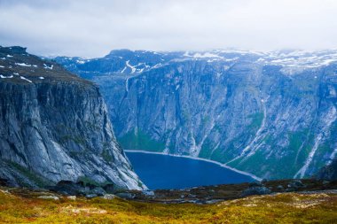 Norveç, Trolltunga 'ya yürüyüş gezisi.
