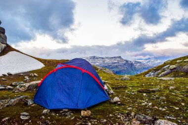 Kamp çadırı. Trolltunga, Norveç.