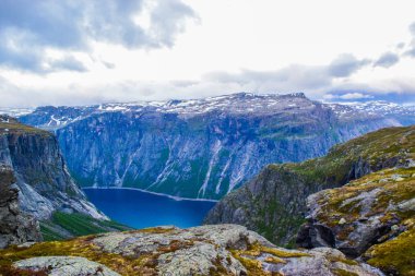 Norveç, Trolltunga 'ya yürüyüş gezisi.