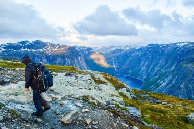 Norveç, Trolltunga 'ya yürüyüş gezisi.