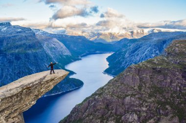 Norveç, Trolltunga 'ya yürüyüş gezisi.