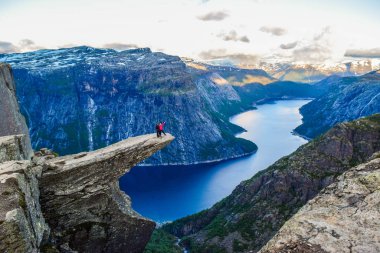 Norveç, Trolltunga 'ya yürüyüş gezisi.