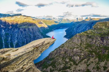 Norveç, Trolltunga 'daki turist..