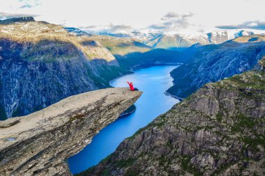 Norveç, Trolltunga 'daki turist..