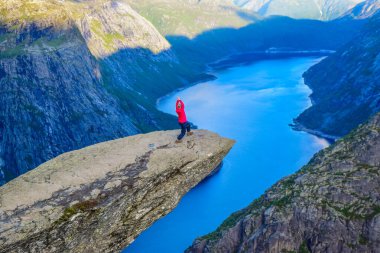 Norveç, Trolltunga 'daki turist..