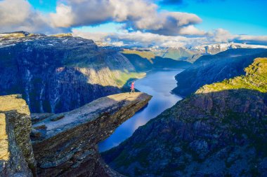 Norveç, Trolltunga 'daki turist..