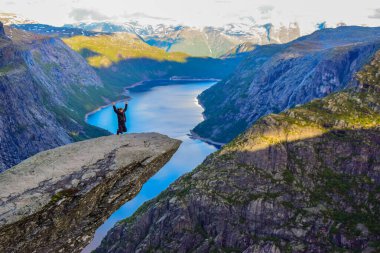 Norveç, Trolltunga 'ya yürüyüş gezisi.