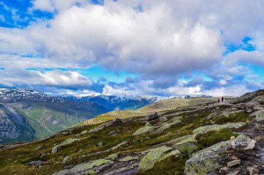 Turistler Norveç, Trolltunga 'ya doğru yürüyorlar..